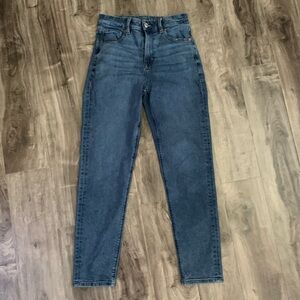 AMERICAN EAGLE blue denim mom jeans with pocket details